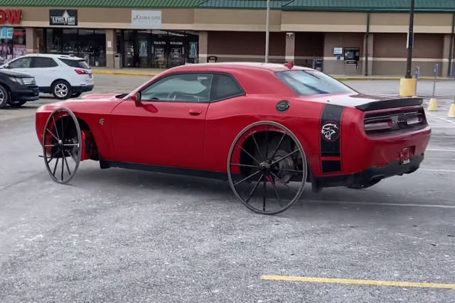 Entusiasta automotivo equipa um Dodge Challenger com rodas de alumínio com raios