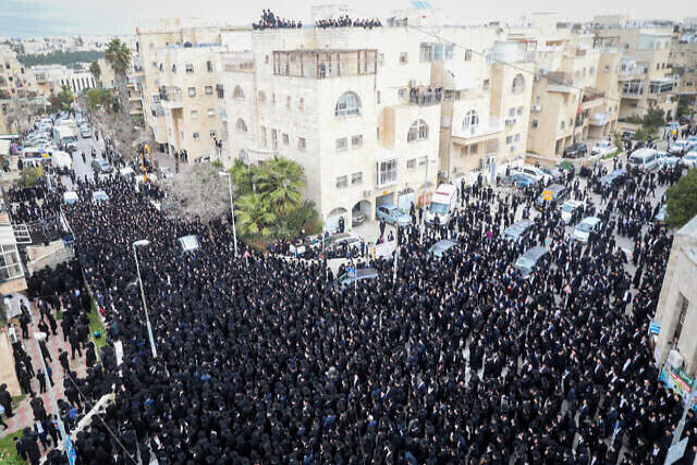 Judeus ortodoxos confrontam a polícia no funeral de um rabino que morreu de covid-19