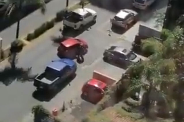 O momento que ocorre um intenso tiroteio durante uma tentativa de sequestro no México