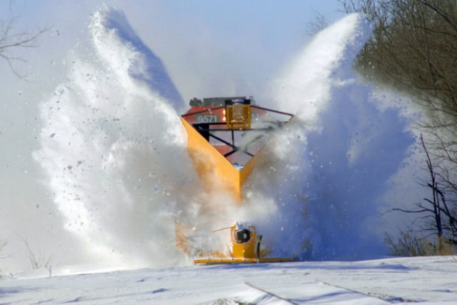Vídeos espetaculares mostram trens passando pela neve profunda como se não fosse nada