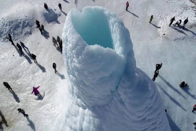 Impressionante 'vulcão de gelo' de 14 metros emerge nas planícies nevadas do Cazaquistão