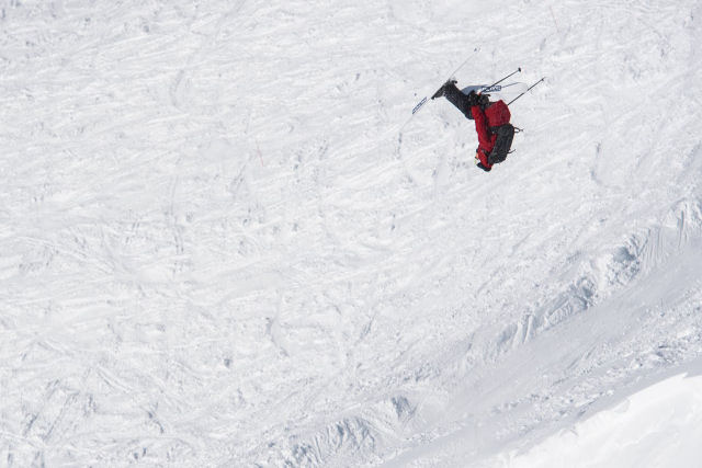 'Um pouco de esqui': esquiador maluco brinca no 'quintal' de sua casa