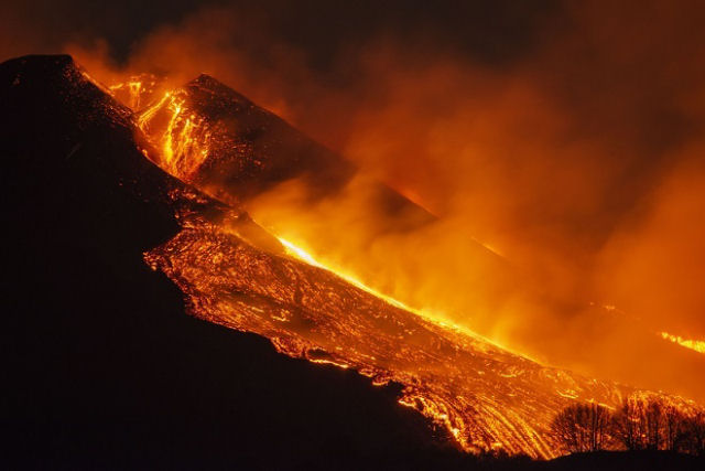 Últimas erupções do Etna surpreendem os próprios vulcanologistas
