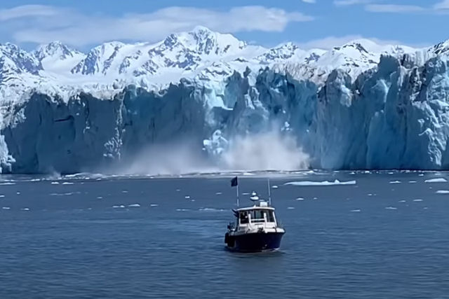 Pilar gigante sobe 60 metros acima da água após um enorme evento de desprendimento em geleira no Alasca