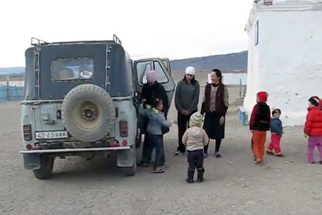 Vídeo de 35 crianças amontoadas em um jipe com três adultos se tornou viral... de novo