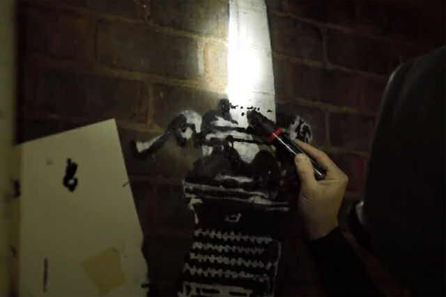 Dessa vez Banksy pintou um mural na prisão que abrigou Oscar Wildede