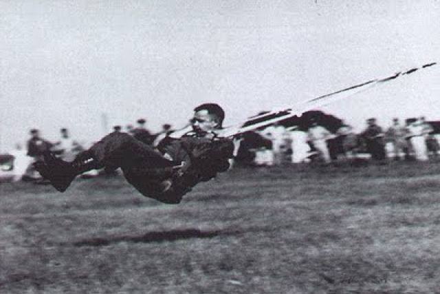 Nas décadas de 1940 e 1950, a CIA usou o Skyhook para resgatar soldados quando não era seguro pousar uma aeronave