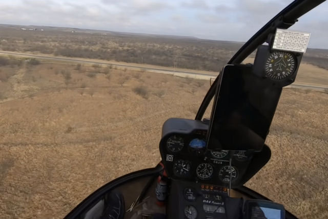 Piloto consegue aterrissar um helicóptero sem sofrer um arranhão após o motor morrer em pleno voo
