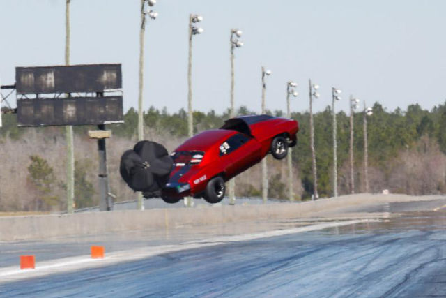 Chevy Camaro com 3.500cv levanta voo em pleno arrancadão