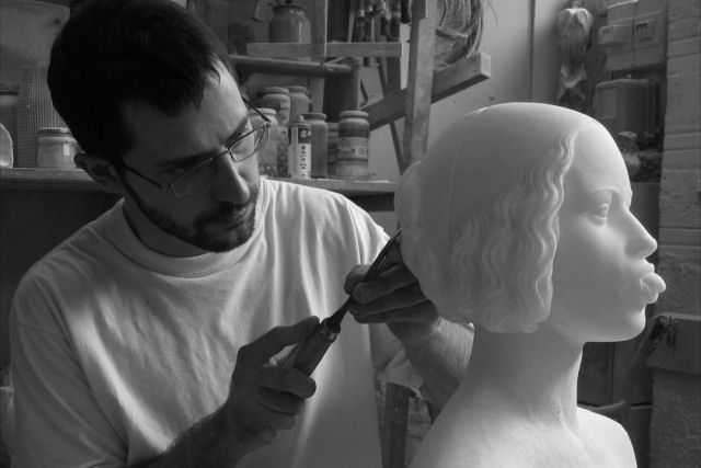 Ousados bustos femininos são esculpidos com um toque contemporâneo e atrevido por um artista espanhol