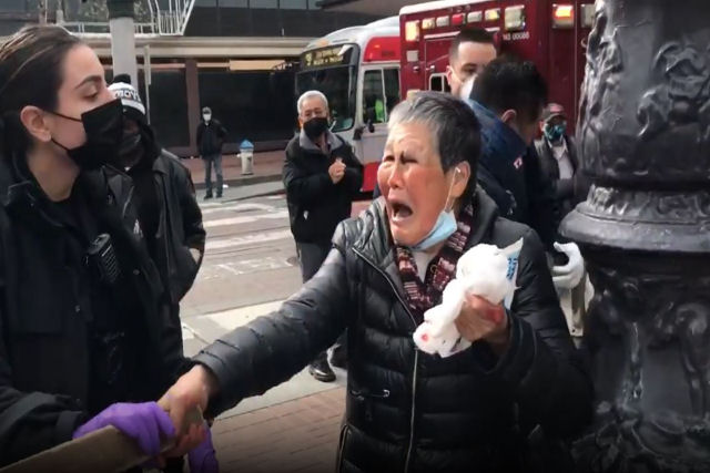 Homem agride uma idosa em plena rua de San Francisco e leva uma surra que o deixou hospitalizado