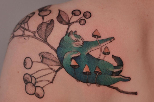 Tatuagens finamente delineadas combinam flora e fauna de forma delicada