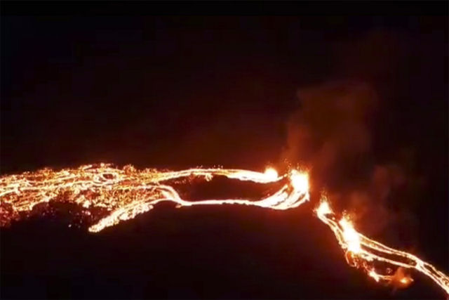 Drone sobrevoa um vulcão islandês em plena erupção e registra um hipnótico espetáculo de lava e fumaça