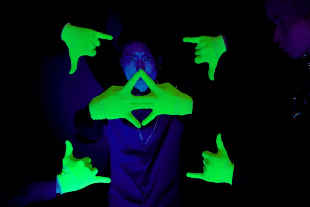 Grupo de dança japonesa cria hipnótico 'brilho no escuro' com os dedos