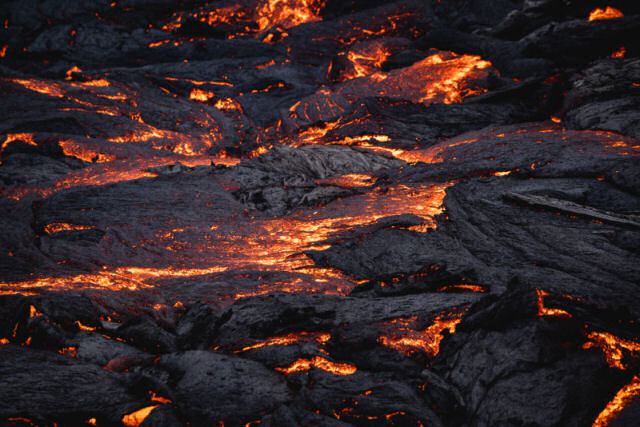 Drone desce à cratera do vulcão Fagradalsfjall e grava até acabar fundido