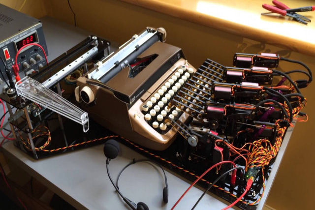 Uma máquina de escrever manual que funciona mediante reconhecimento automático de voz