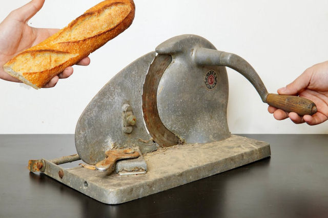 O minucioso processo de restauração de um cortador de pão antigo