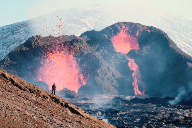 Imagens incríveis do vulcão islandês com os sons da erupção contínua