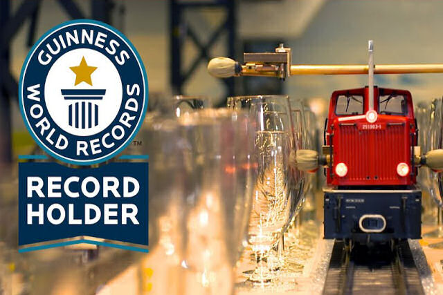 Trem em miniatura toca uma melodia recorde com 2.840 copos de água