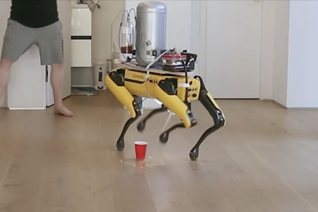 Youtuber ensina ao robocão da Boston Dynamics a 'urinar' cerveja