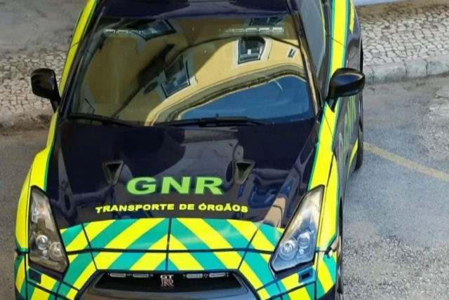 A Polícia portuguesa usa dois Nissan GT-R apreendidos para transportar órgãos