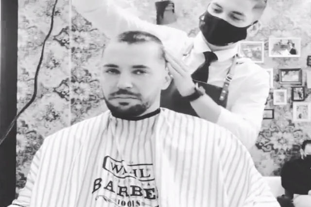 Cabeleireiro raspa a cabeça do amigo e depois a si mesmo para mostrar solidariedade em sua luta contra o câncer