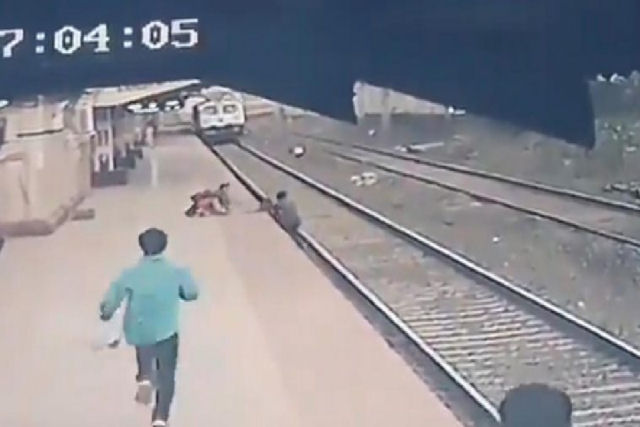 Indiano salva no último momento um menino de ser atropelado por um trem