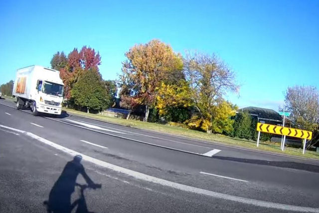 Mulher se joga de sua bicicleta e salva-se por centímetros de ser atropelada por um caminhão