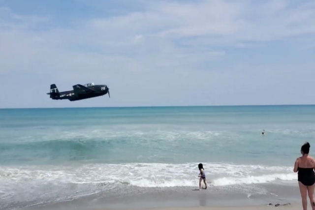 Avião da Segunda Guerra Mundial pousa no mar durante show aéreo na Flórida