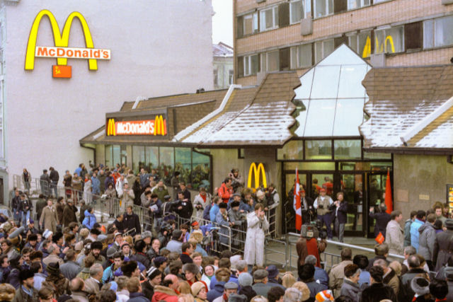 30.000 pessoas fizeram fila para o primeiro McDonald's em Moscou, enquanto as prateleiras dos mercados estavam vazias