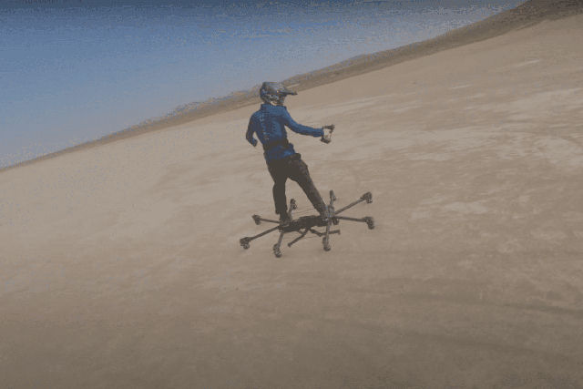 Vídeo mostra homem voando com hoverboard nas ruas de Los Angeles