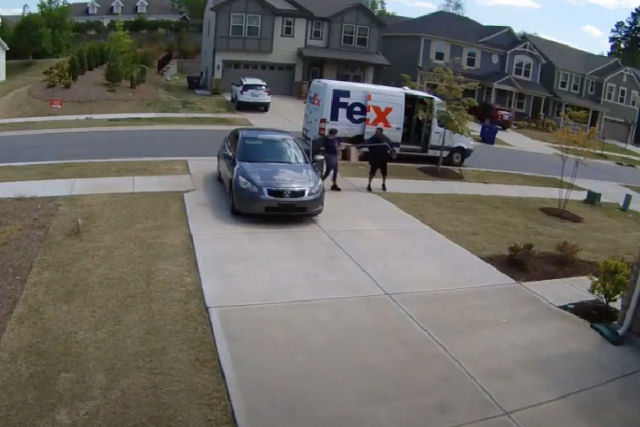 Ladra se faz passar por proprietário para roubar o pacote FedEx