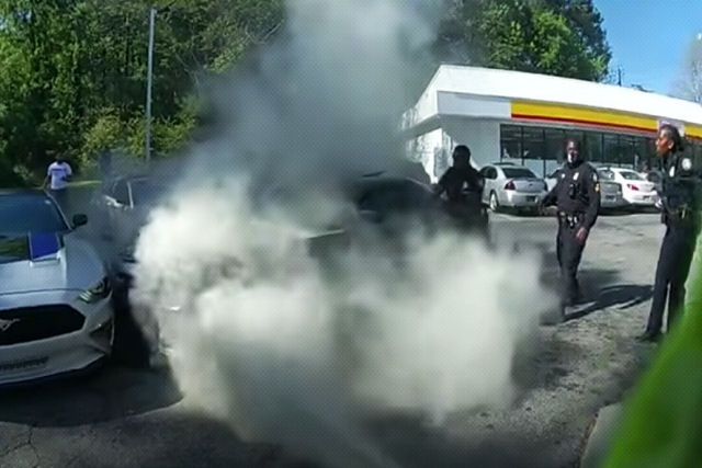 Cinco policiais salvam a um homem inconsciente dentro de um carro em chamas