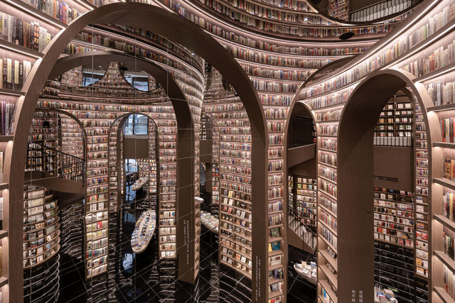 Livraria chinesa com teto espelhado e piso reluzente parece uma ilusão de M.C. Escher