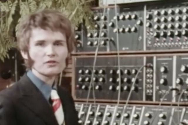 Mestre de música eletrônica demonstra o sintetizador Moog em dois períodos distintos