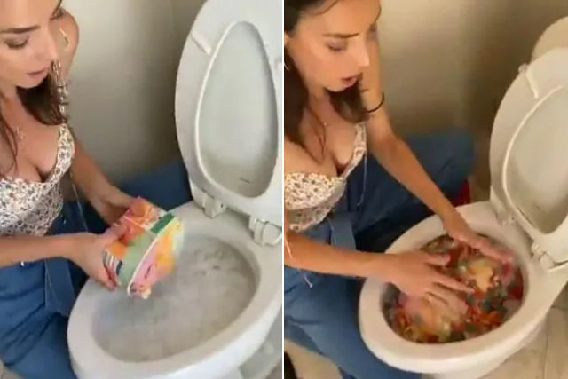 Mulher prepara uma salada de sorvete, refrigerante e jujubas em um vaso sanitário