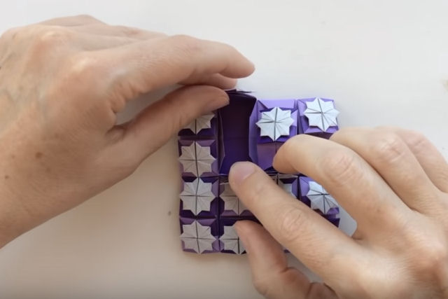 Origami abre para revelar 31 compartimentos de armazenamento em camadas