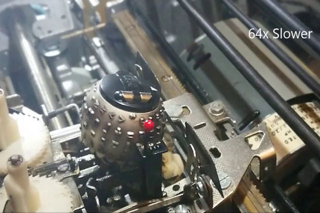 Alguém filmou a bolinha de impressão de uma máquina de escrever elétrica em câmera lenta