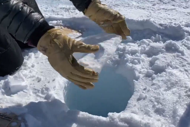 A queda de um bloco de gelo em um poço de 140 metros faz ruídos bem estranhos