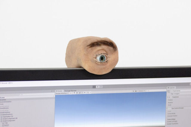 A inquietante webcam com aspecto de olho humano que pisca e segue o usuário