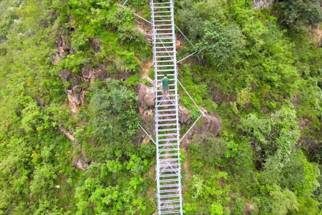 Britânico tenta escalar escada íngreme de 800 metros em uma montanha na China