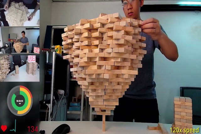 Jovem empilha 1.512 blocos Jenga sobre um bloco vertical quebrando seu próprio recorde
