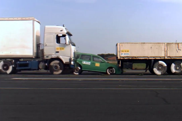 Teste de colisão (ou desintegração) com um caminhão circulando a apenas 43 km/h