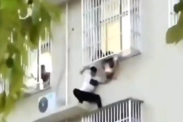 Chinês arrisca sua vida para salvar uma menina de dois anos dependurada no sexto andar