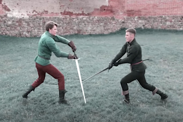 Assista a recreações precisas de técnicas de luta com espada longa italiana medieval