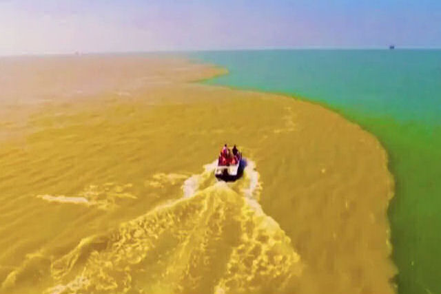 O encontro do Rio Amarelo com o Mar de Bihai proporciona uma visão surreal