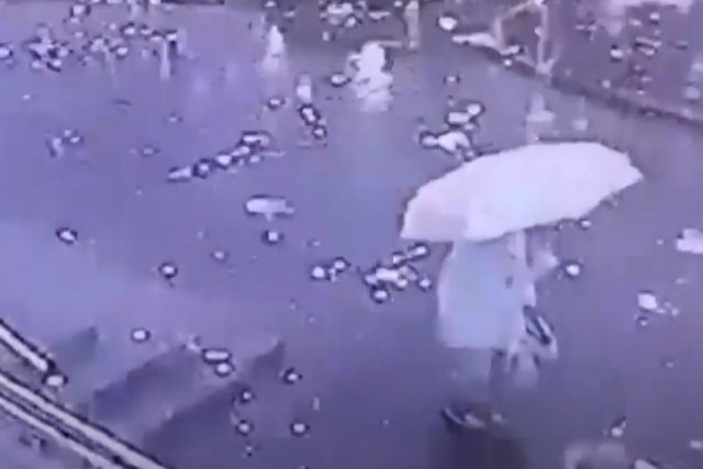 Ocorre uma 'chuva de faíscas' durante uma forte tempestade em San Petersburgo