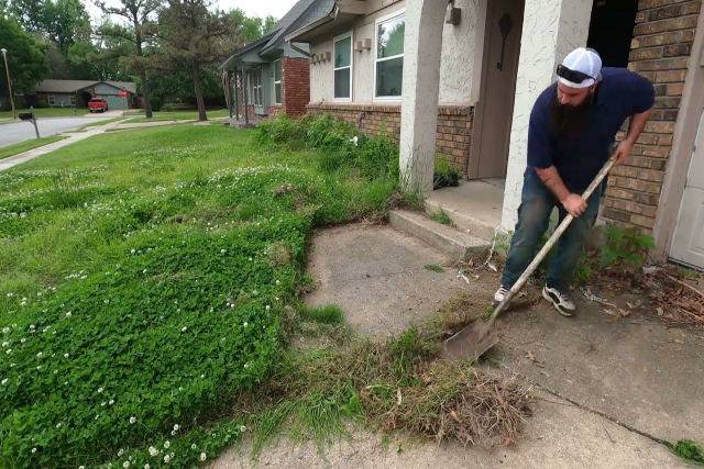Por que o vídeo de um homem cortando grama na casa de estranhos faz tanto sucesso?