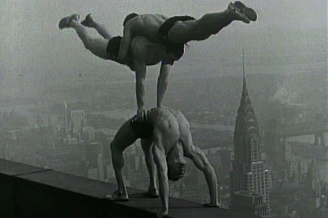 A incrível acrobacia de equilíbrio no topo do Empire State Building