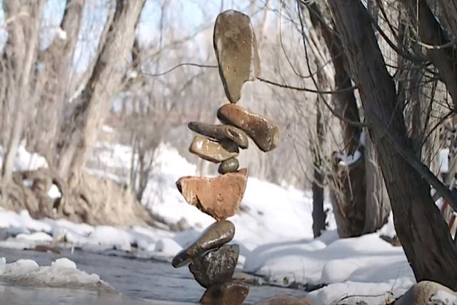 A arte de equilibrar pedras: como os artistas usam materiais simples para fazer esculturas impossíveis na natureza